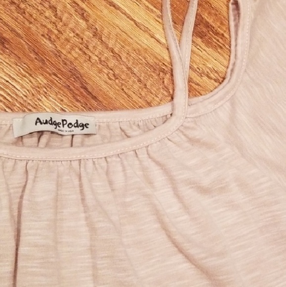 Beautiful top - Picture 2 of 2